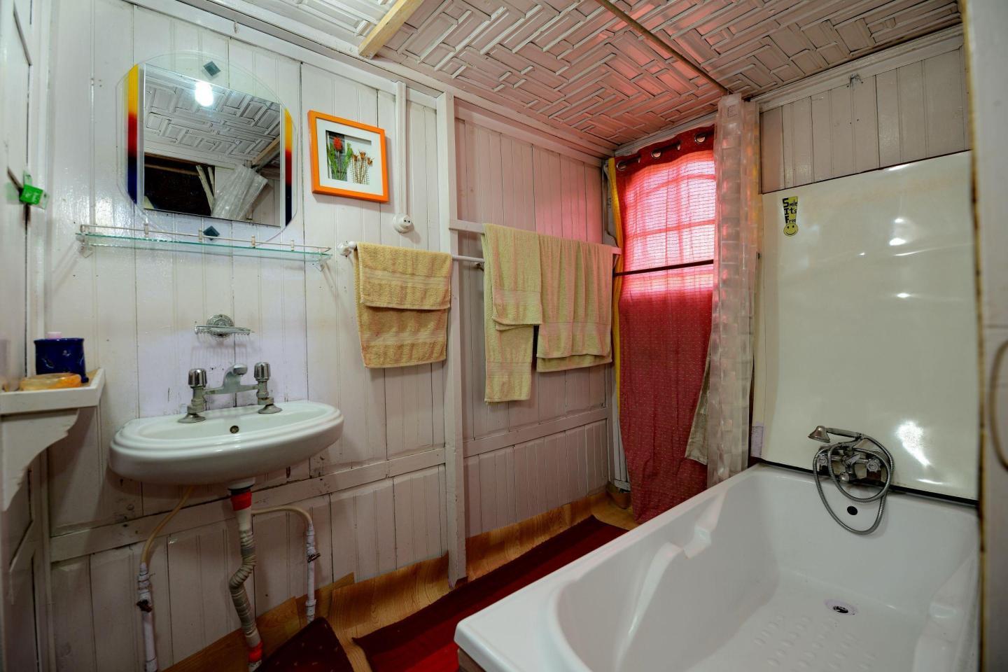 Akbar Group Of Heritage Houseboats - Tap to explore photos