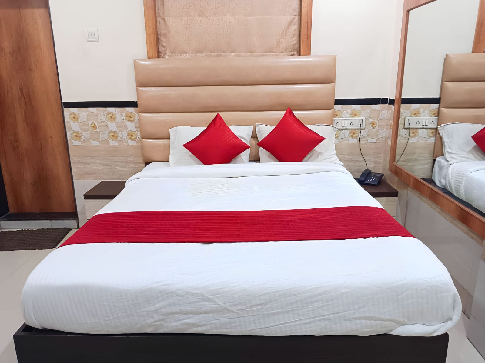 HOTEL VISHWADARSHAN LODGING AND BOARDING - Tap to explore photos