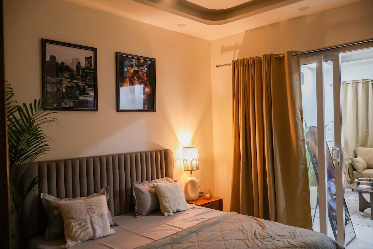 Modern fully furnished 1 bhk on golf course road - Tap to explore photos