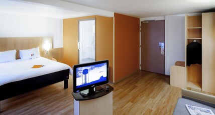 ibis Maisons Laffitte Room Type - Family Room with 1 king-size bed and 1 double sofa bed