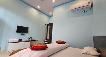 Shri Ram Palace Room Type - Deluxe Master Ac Room with Hill And Forest View