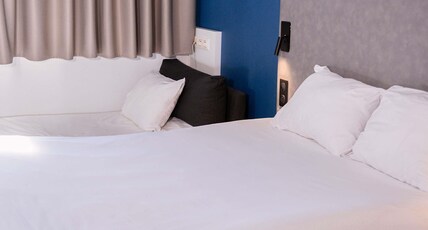 Ibis Aix en Provence Hotel Room Type - Bedroom with a double bed and a sofa bed