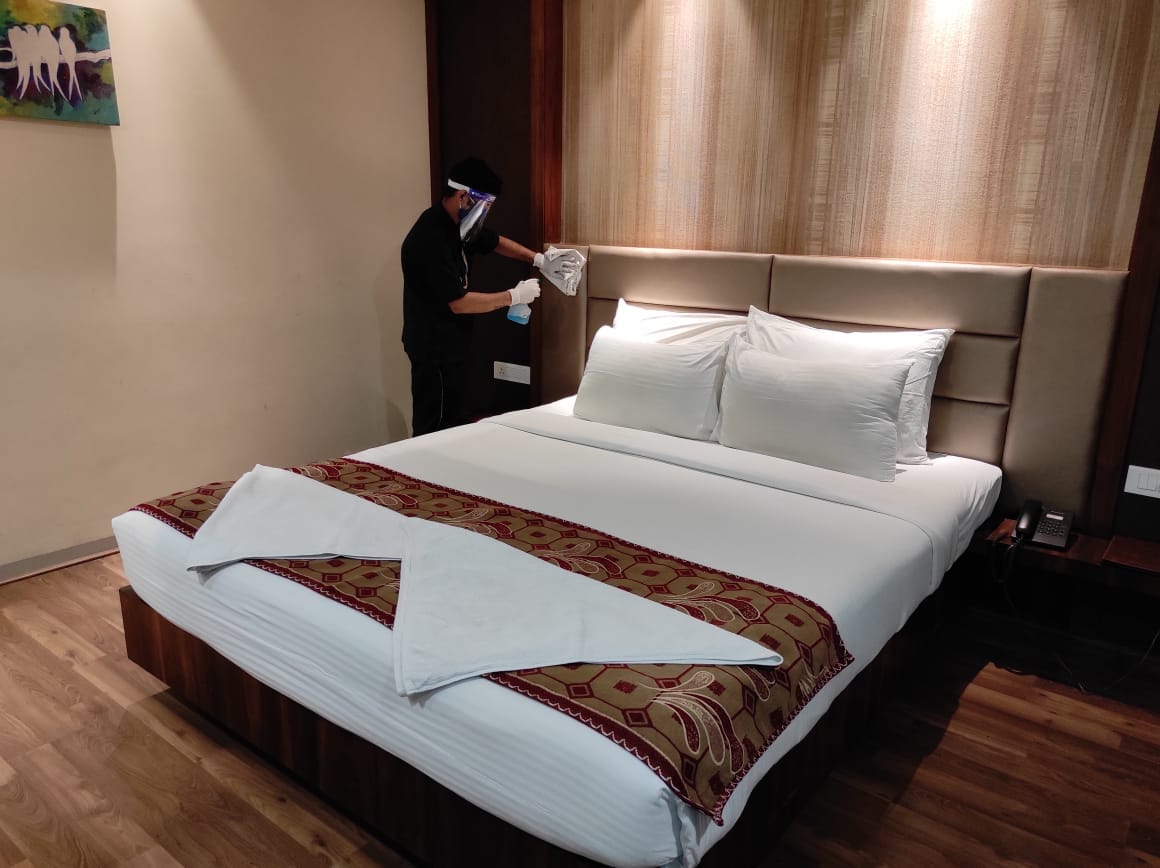 Hotel Silver Oak 7 Minutes Walk to Mahalaxmi Temple - Tap to explore photos