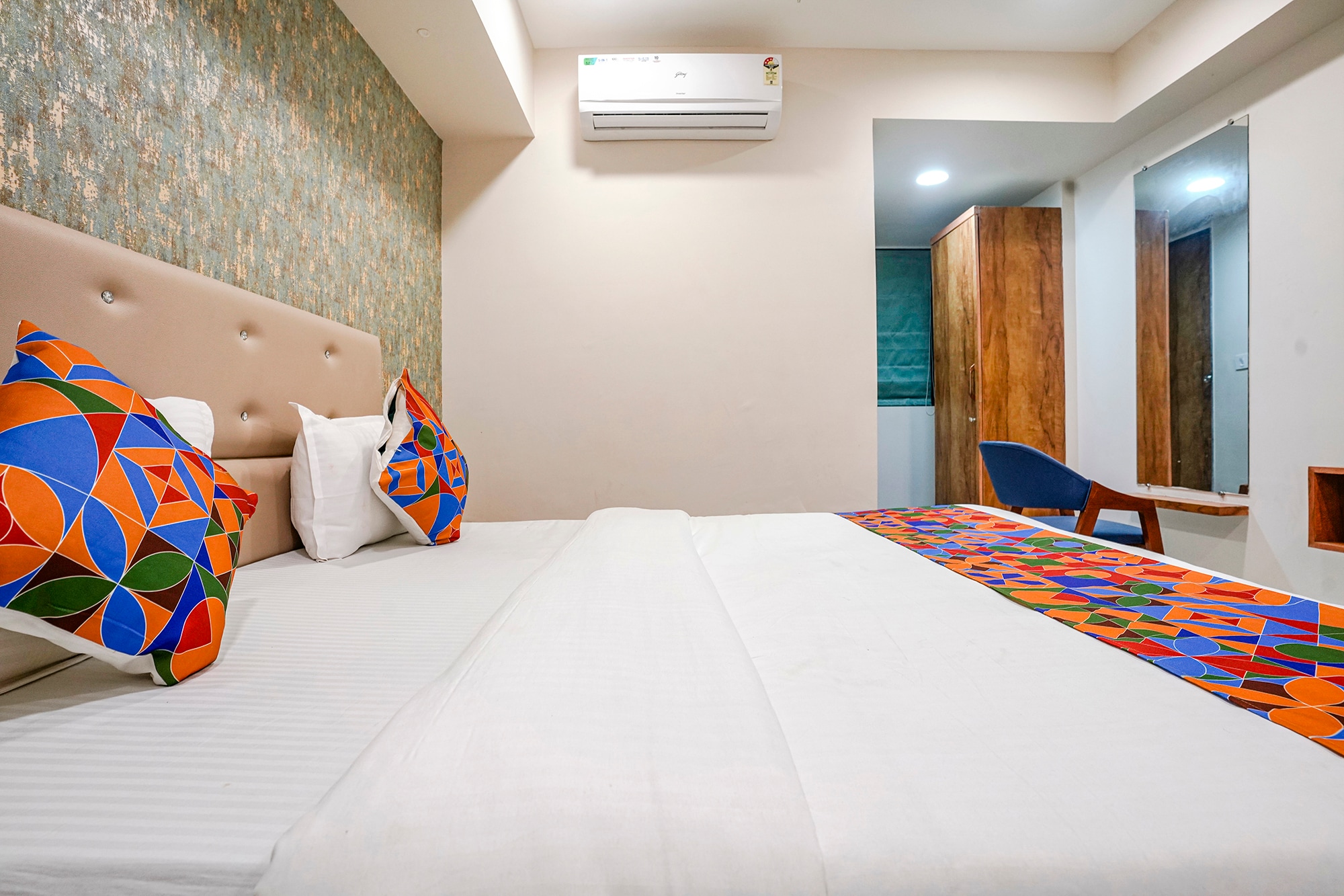 FabHotel SR Naroda - Nr. SP Ring Road - Tap to explore photos