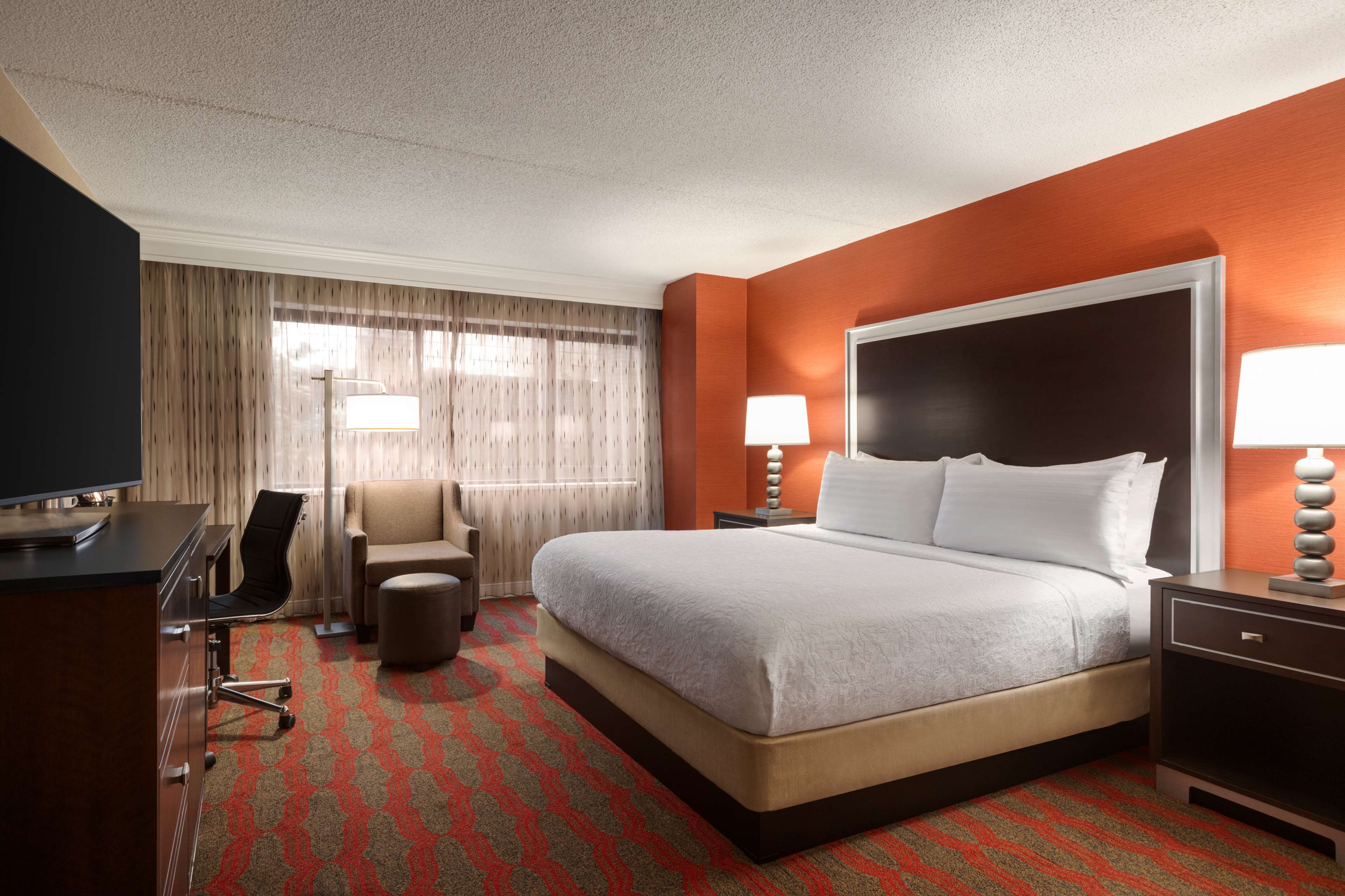 LaGuardia Plaza Hotel by Hilton - Tap to explore photos