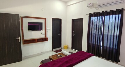 Shivaalik Hotel Room Type - Standard Room with Garden View and King Bed