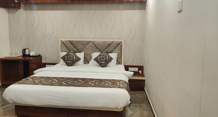 NANDAN CONVENTION(300MTR FROM RAILWAY STATION) Room Type - EXECUTIVE