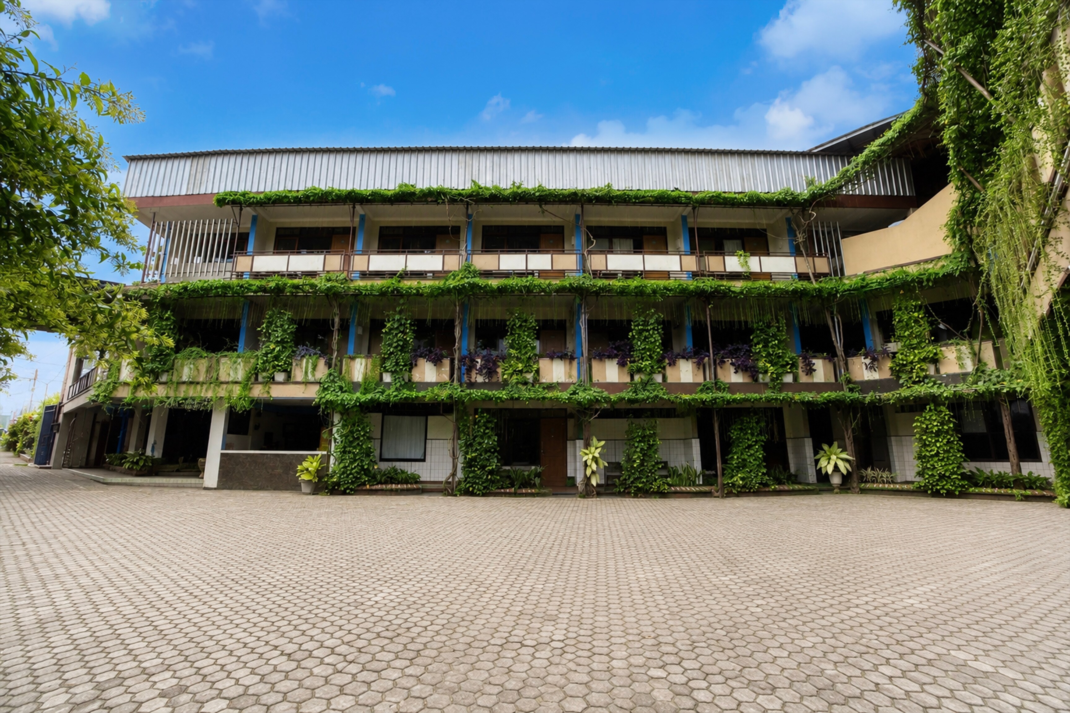 Townhouse Oak Hotel Lestari - Tap to explore photos