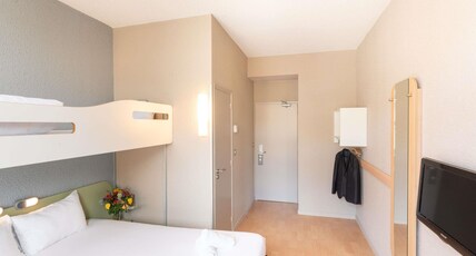 ibis budget Le Mans Centre Room Type - Standard Room with queen-size bed and bunk bed