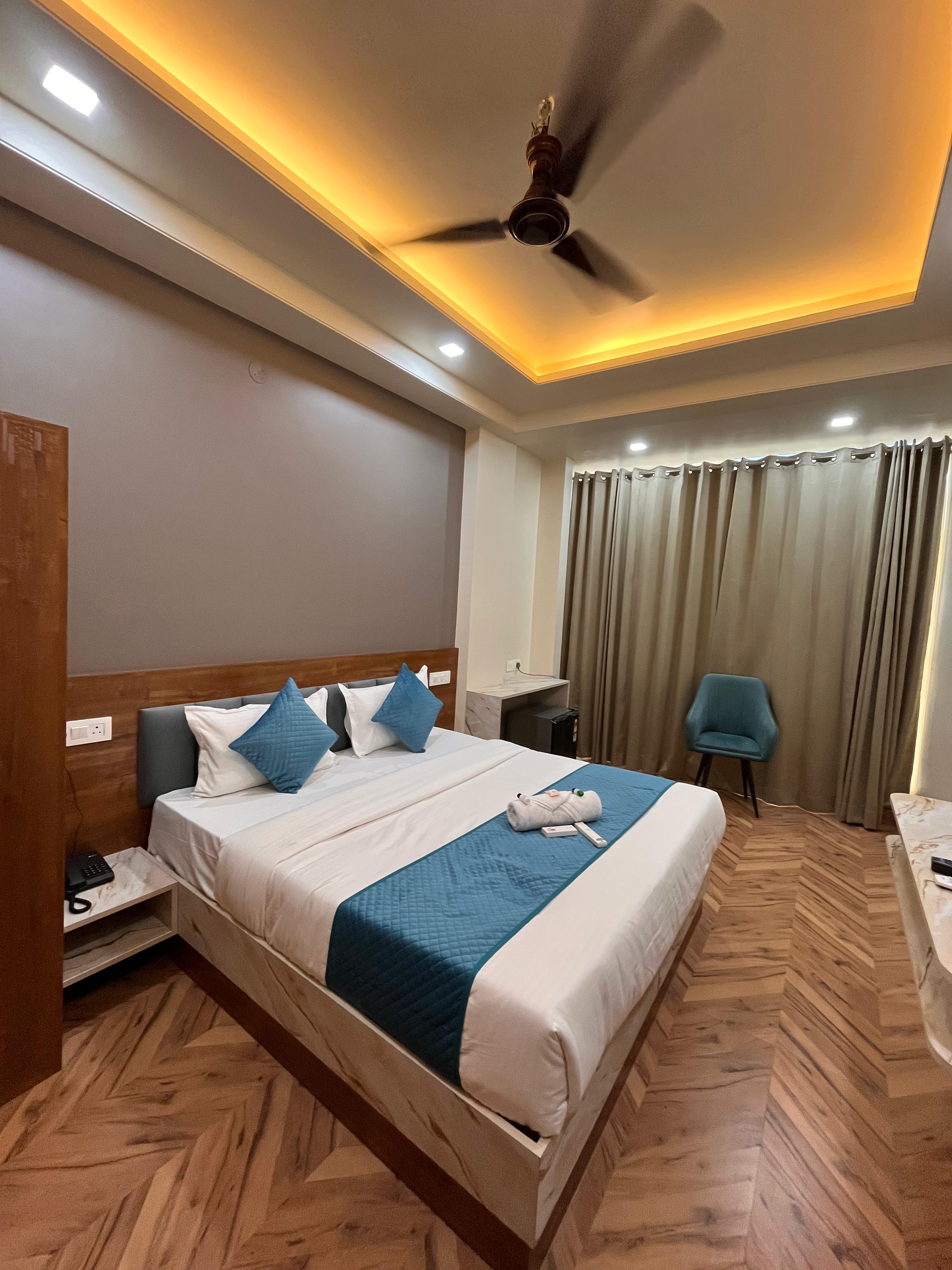 Hotel Royal Aana Inn - Tap to explore photos