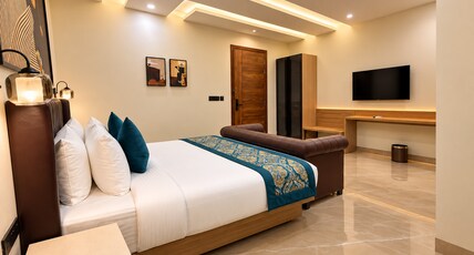 Saltstayz Premier Noida Sector 135 Expressway Room Type - Deluxe Room With City View