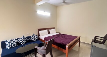Cozy Inn Calangute Room Type - COZY QUEEN ROOM WITH SOFA BED