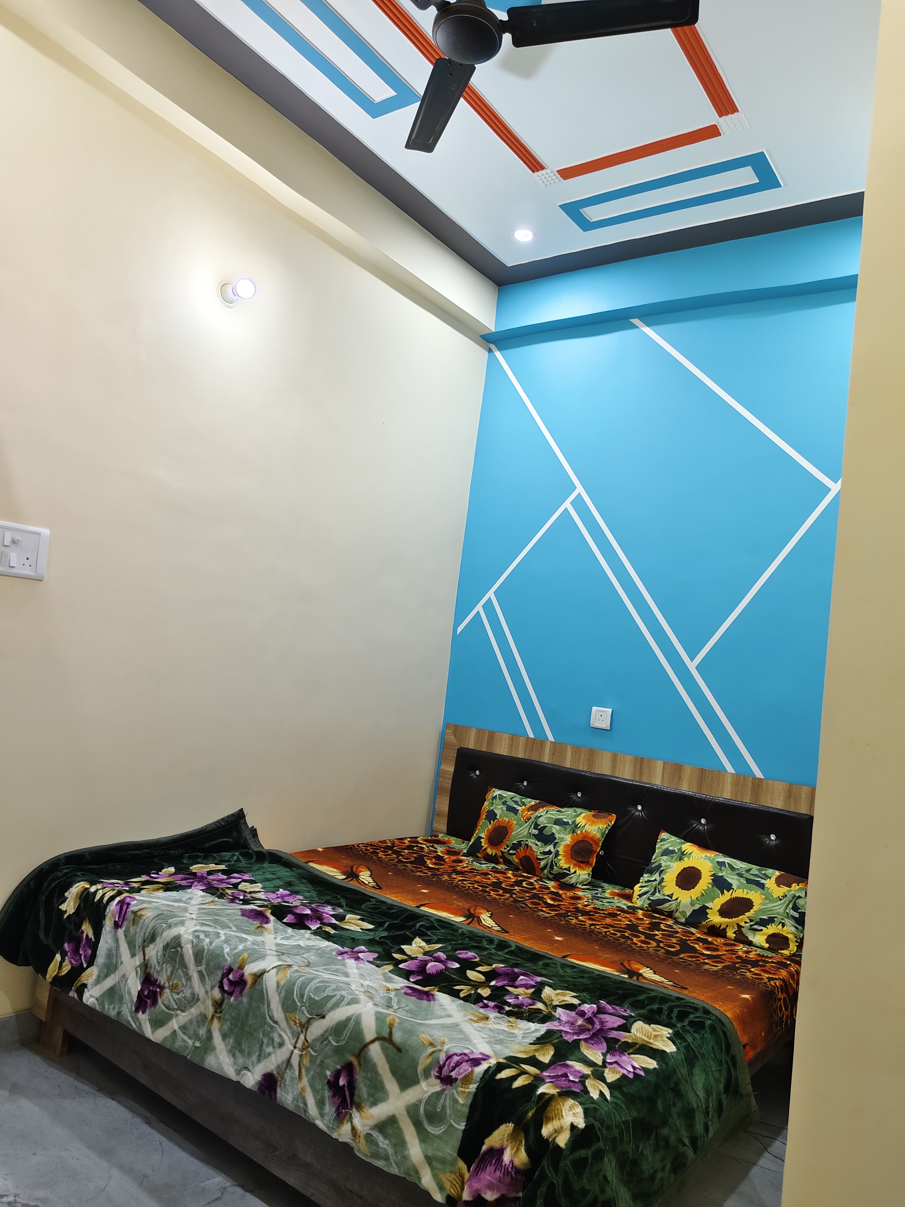 Shree Sarju paying guest house - Tap to explore photos