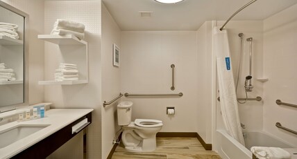 Hampton Inn & Suites by Hilton Detroit/Warren Room Type - 1 KNG ACCESSIBLE TUB NS