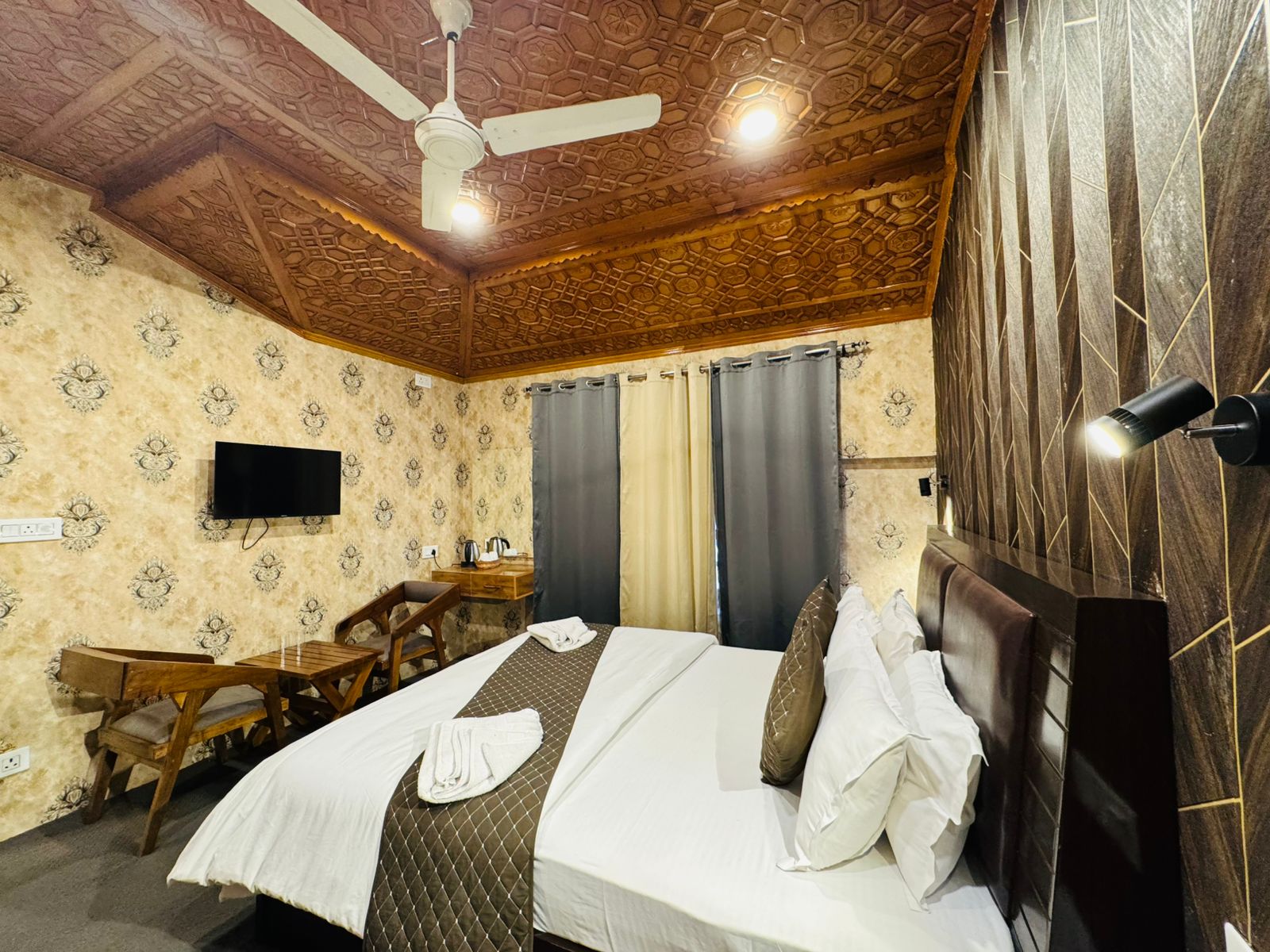 Bon Willow Woods - Tap to explore photos