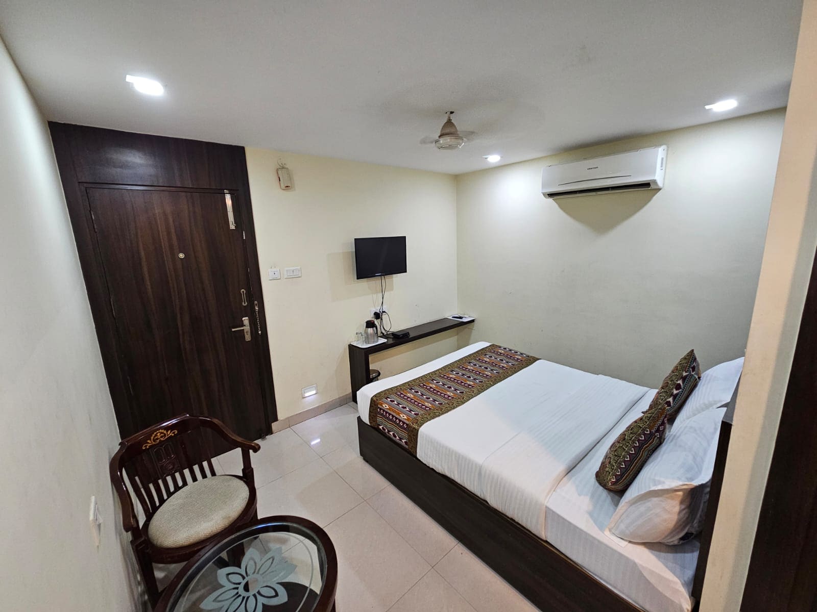 Hotel SLE Residency Kashi - Tap to explore photos