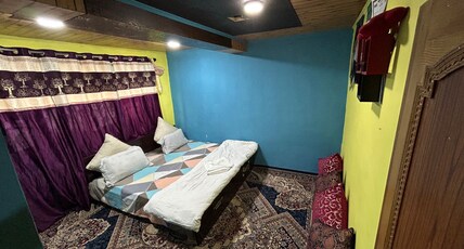 Rozi Guest House Room Type - Deluxe Room