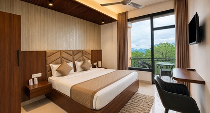 Hotel Heaven and Hills Room Type - Luxury Room with Balcony and Dining Lounge