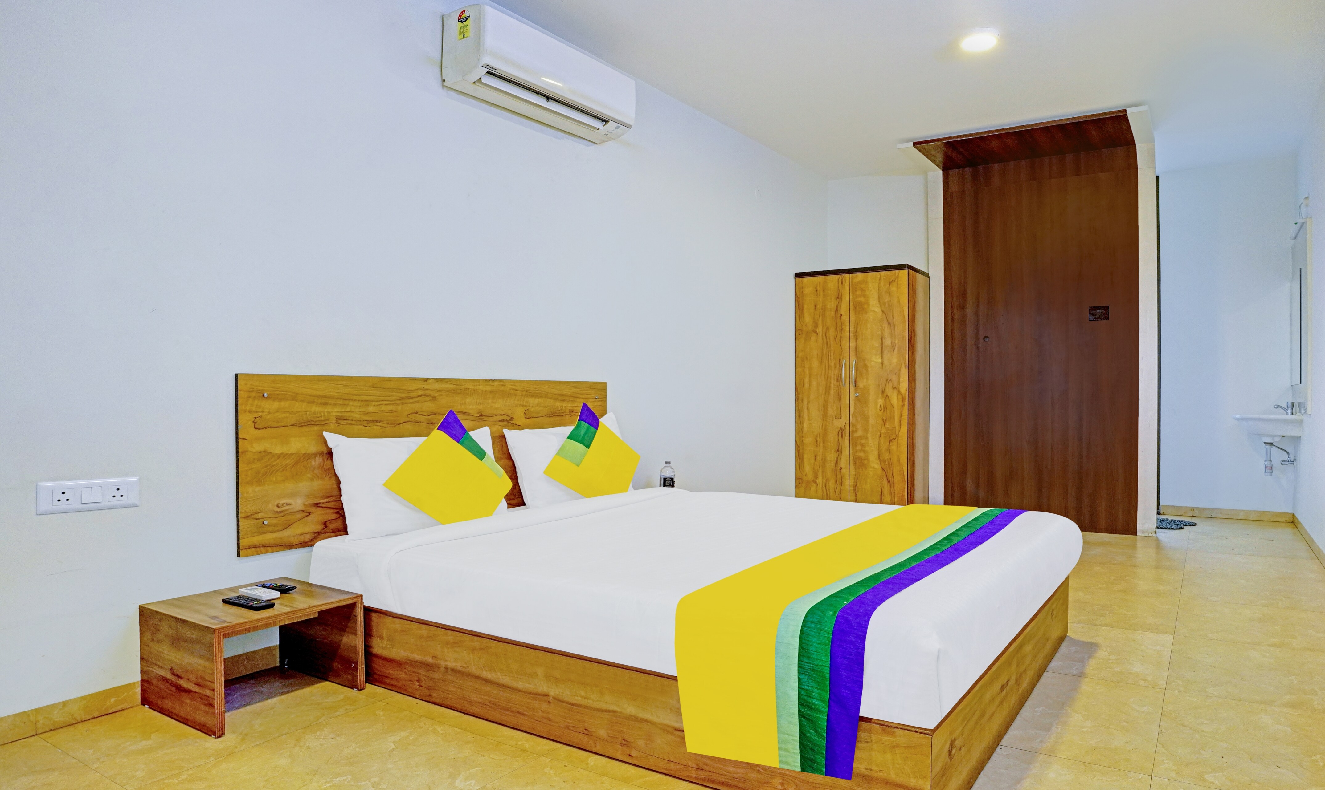 Itsy Hotels Oasis Pride - Tap to explore photos