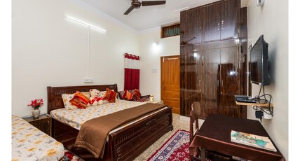 Jaiswal Homestay Room Type - Family Room with Private Bathroom (AC - FREE WIFI)
