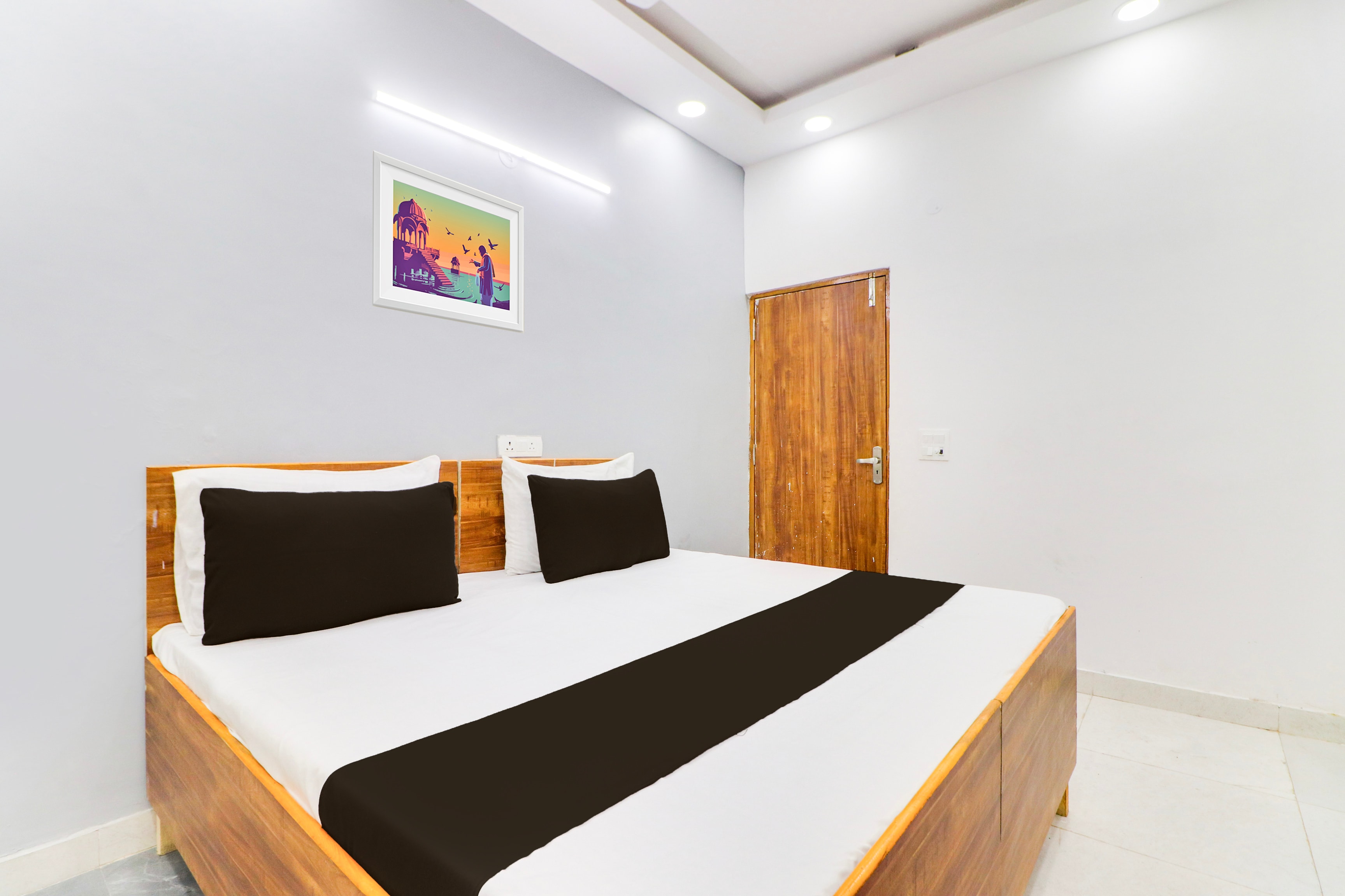 Hotel O Shine Inn Govind Puri Metro Station - Tap to explore photos