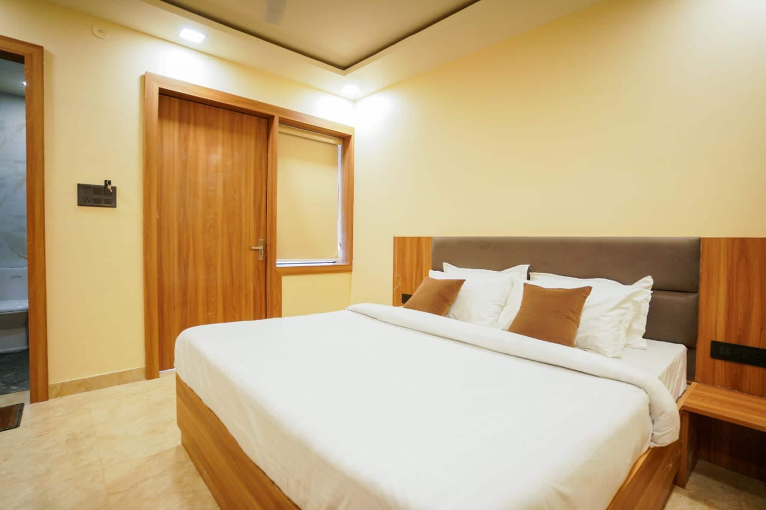 Hotel Al Aziz Palace 30 Mts from Dargah Sharif - Tap to explore photos