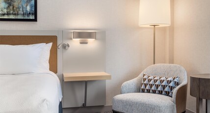 Hilton Garden Inn Arlington-Shirlington Room Type - 1 KING W DRINKS-SNACKS