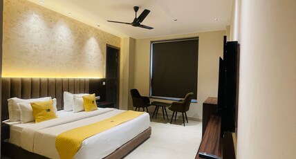 Starvick Banquet & Rooms Room Type - Luxury room with city view