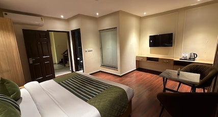 Hotel Dua Grand By Ajooni Hospitality - 5 Min Walk From Golden Temple Room Type - City View Executive Room with Bathtub Hotel Dua Grand By Ajooni Hospitality - 5 Min Walk From Golden Temple Room Type - City View Executive Room with Bathtub