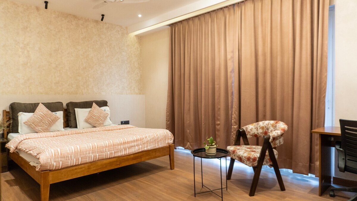 Ultra Luxury 4 BHK Apartment 1 km to DLF Golf - Tap to explore photos
