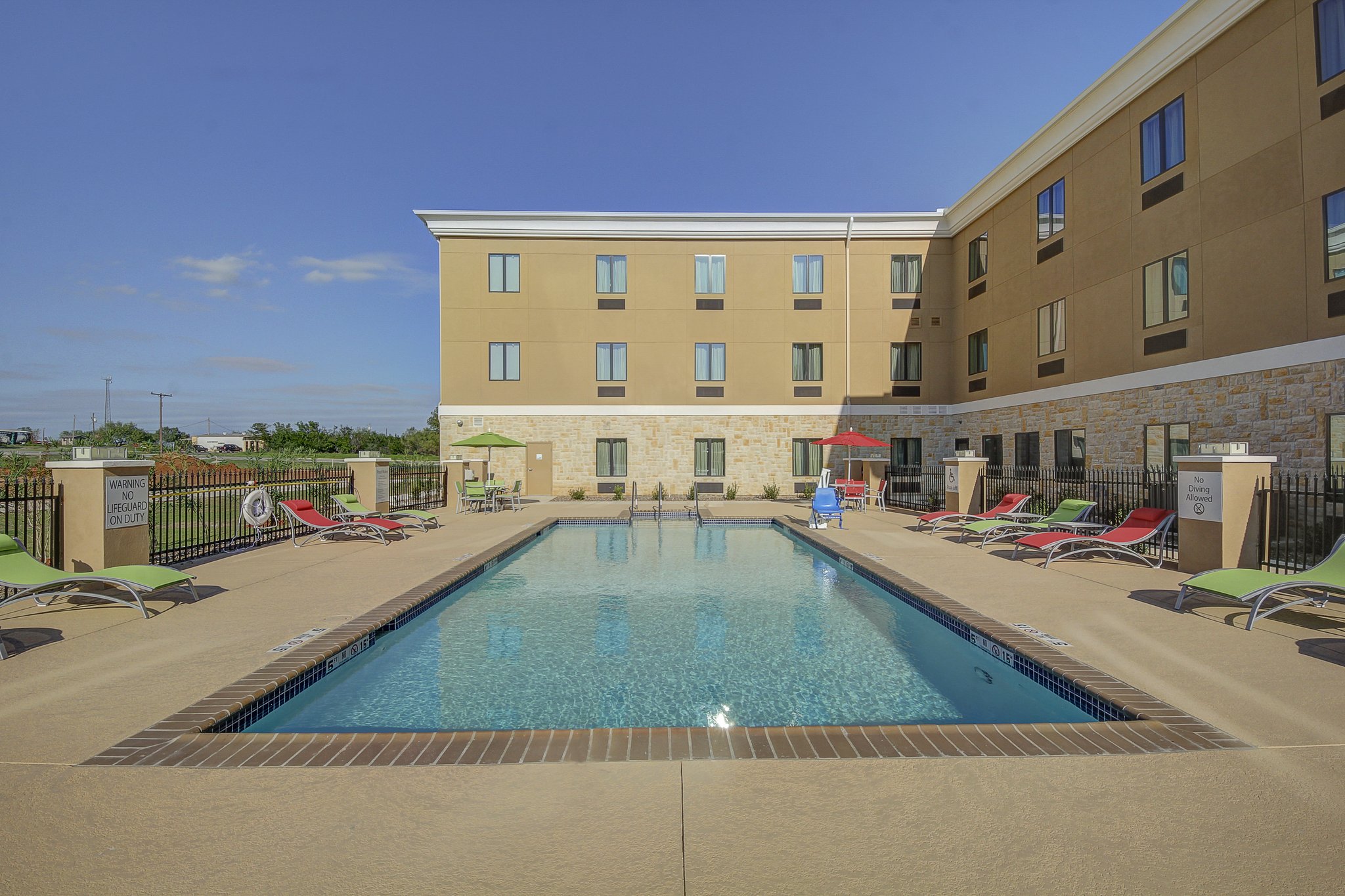 Holiday Inn Express & Suites CARRIZO SPRINGS - Tap to explore photos