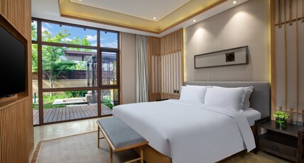 Holiday Inn DALIAN HOT SPRING Room Type - 1 King Suite Courtyard Access Holiday Inn DALIAN HOT SPRING Room Type - 1 King Suite Courtyard Access