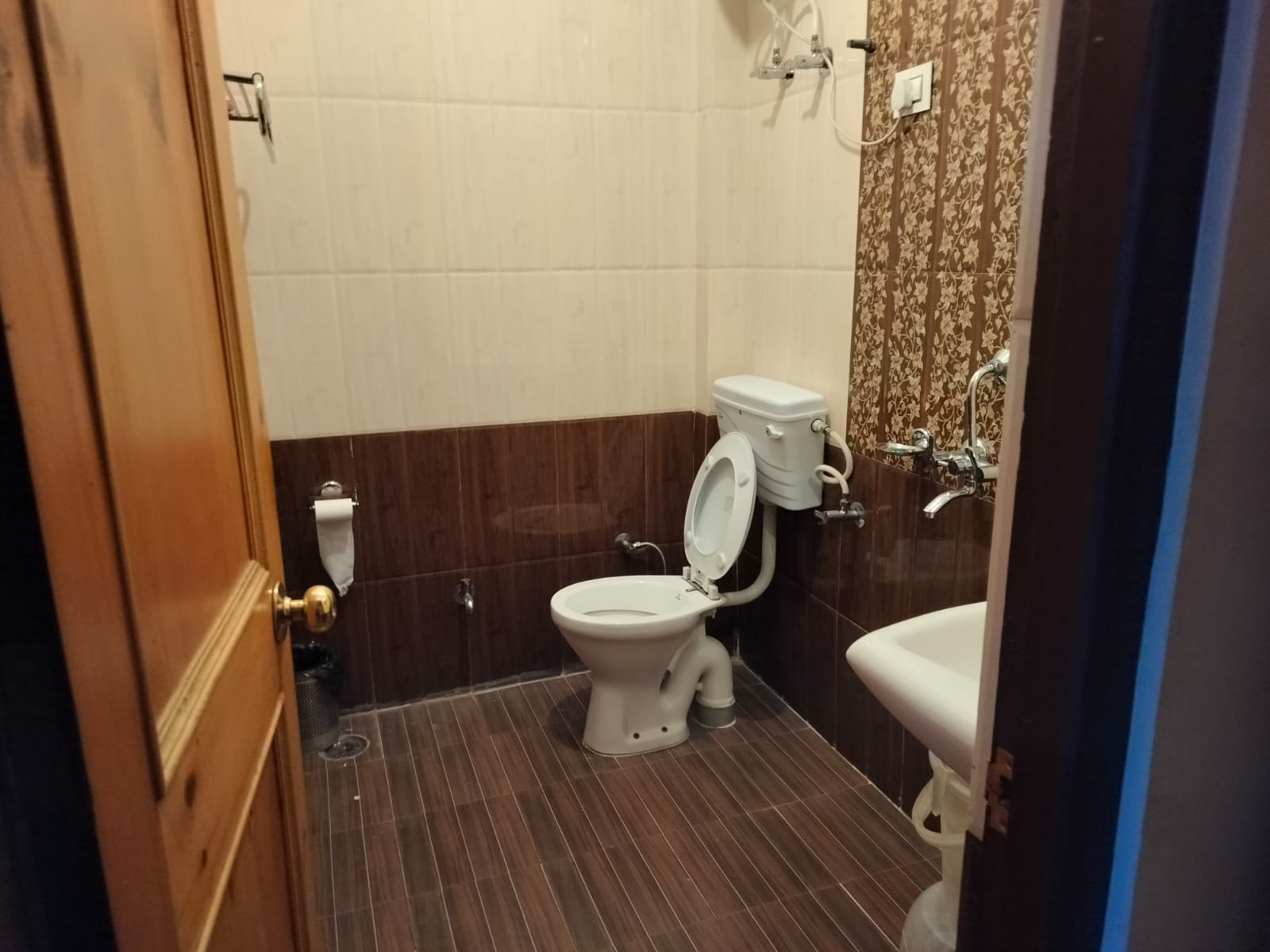 Castleton Casa - Tap to explore photos