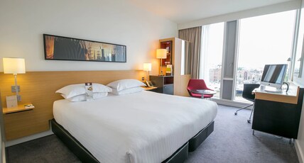 DoubleTree by Hilton Amsterdam Centraal Station Room Type - QUEEN ACCESSIBLE GUEST RM