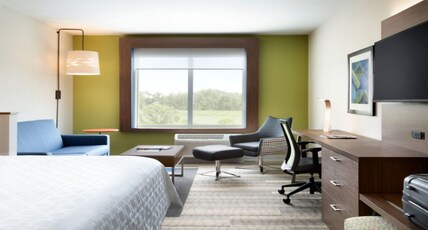 Holiday Inn Express & Suites VIDALIA Room Type - 1 King Suite Sofa Bed Mobil Access Tub