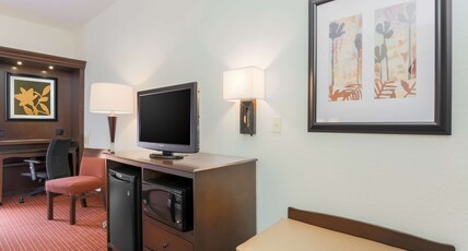 Hampton Inn by Hilton Champaign/Urbana Room Type - 1 QN MOB HEAR ACC TUB NS
