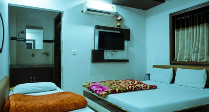 Shree Dwarkadhish Palace Room Type - 3Bed Non AC (No Parking)