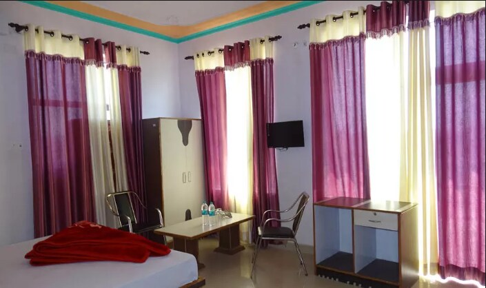 Hotel Jhansla - Tap to explore photos