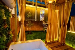 Alora 238 - The Jacuzzi Chalet