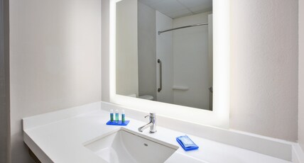 Holiday Inn Express & Suites Manchester, an IHG Hotel Room Type - 2 Queen Standard
