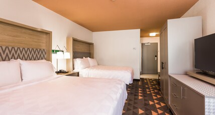 Holiday Inn BOONE - UNIVERSITY AREA Room Type - 2 Qn Stndrd Comm Mobil Access Roll Shwr