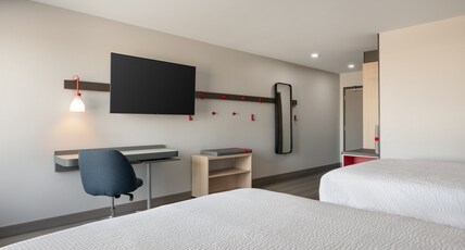 avid hotel OAK CREEK Room Type - 2 Queen Standard Communications Accessible