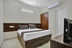 Collection O Raksha Inn Near PVR Ansal Plaza Greater Noida