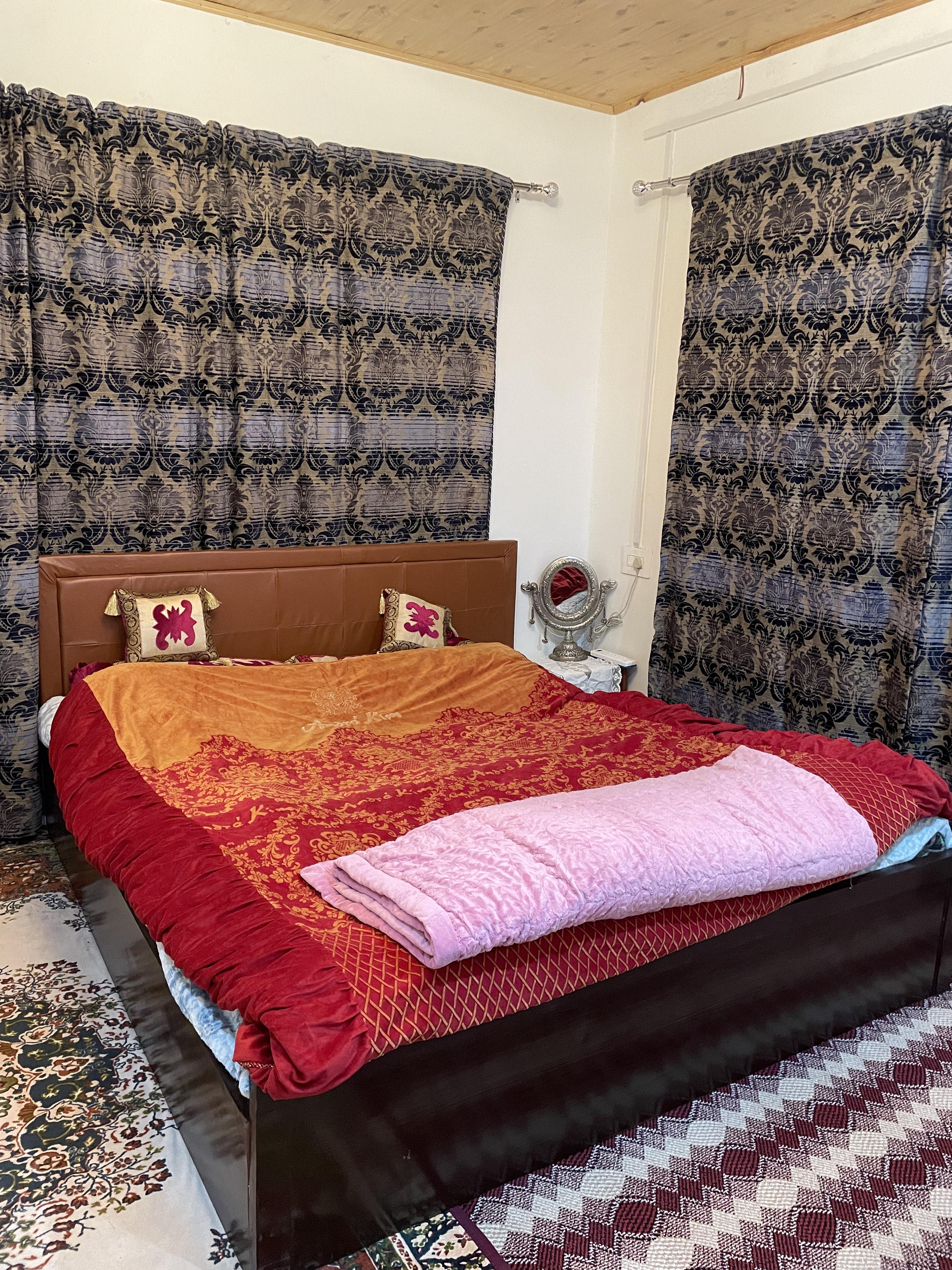 Honey Cottage - Tap to explore photos