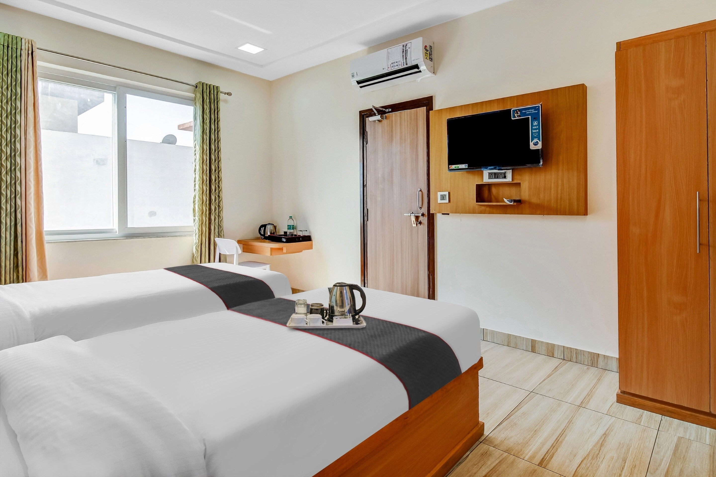 Townhouse Ekana Inn - Tap to explore photos