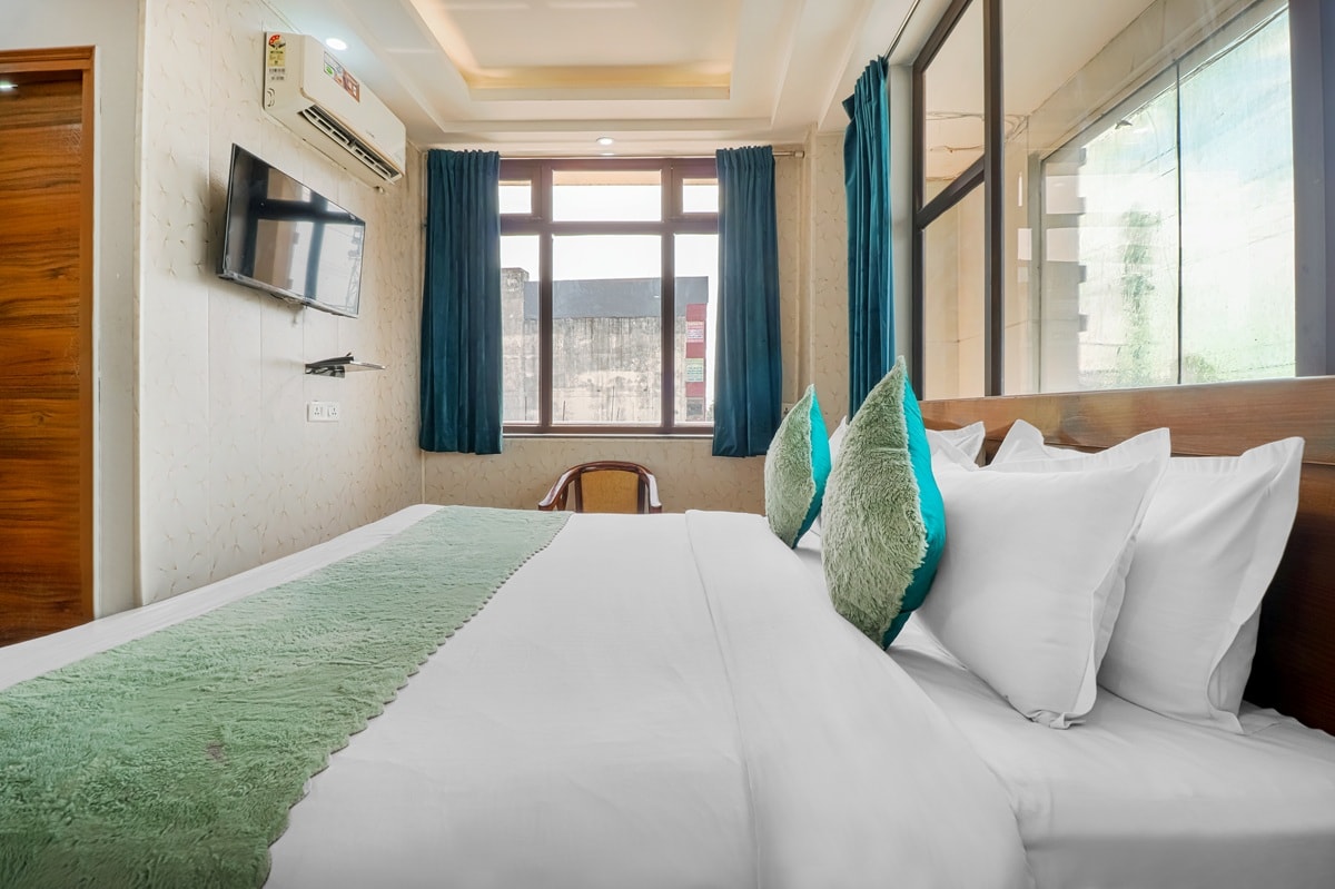 Paradise Inn Near ISBT - Tap to explore photos