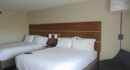 Holiday Inn Express & Suites Wapakoneta, an IHG Hotel Room Type - 2 Queen Standard Communication Mobility Accessible Tub