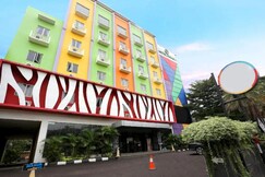 Super OYO Townhouse OAK Hotel Fiducia Pondok Gede