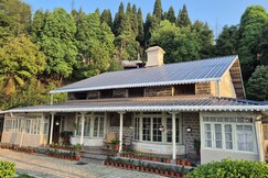 Rose Villa British Colonial Heritage Bungalow, Takdah