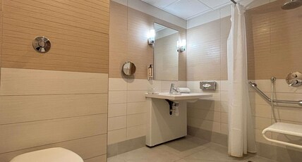 Hotel Mercure Libourne Saint-Emilion Room Type - Standard accessible room with 1 double bed